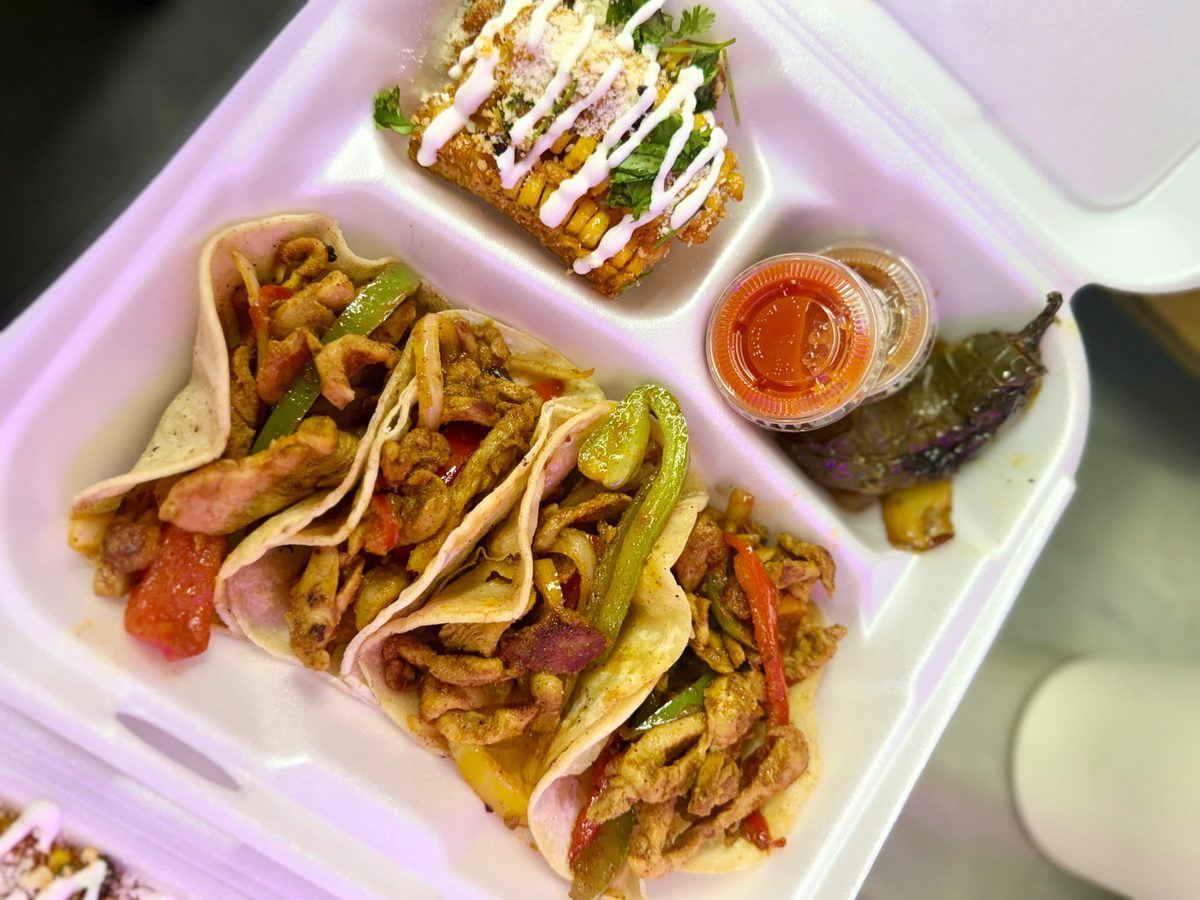 Chicken Fajitas taco plate — 4 tacos with bell peppers